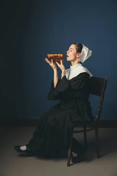 修道女として中世の若い女性 — ストック写真