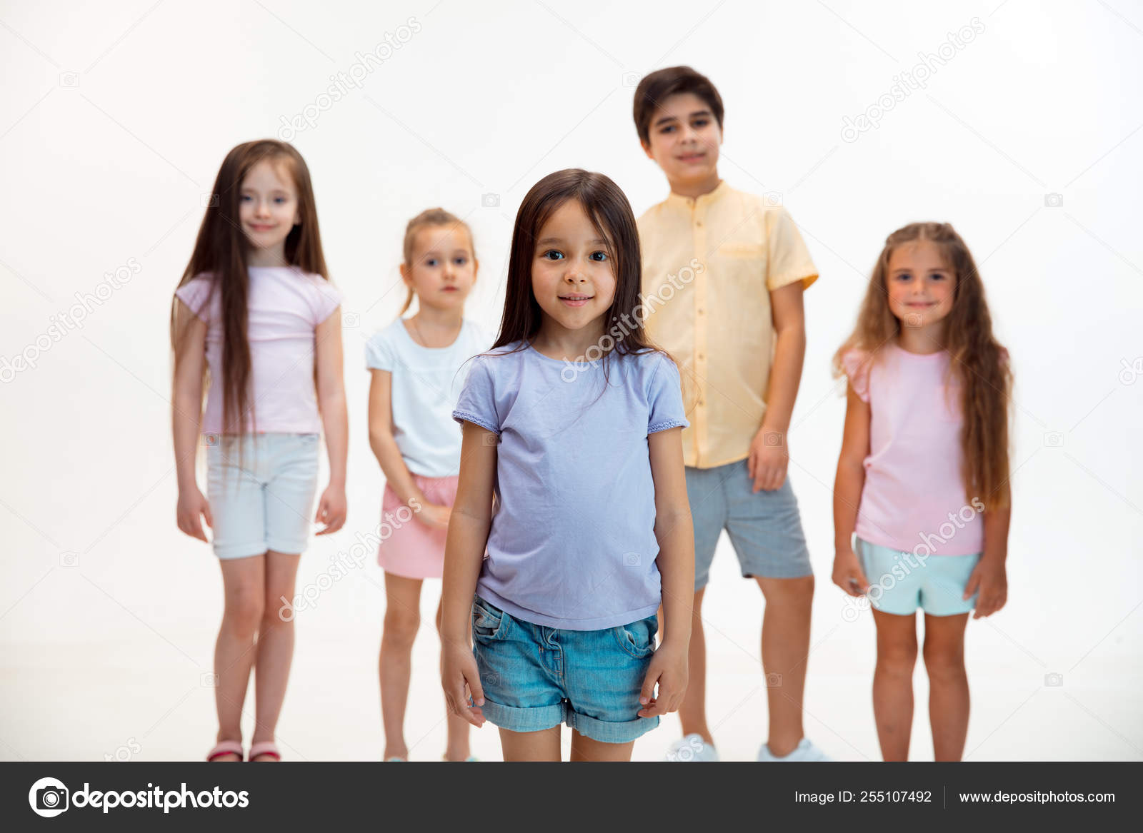 El retrato de los niños y niñas lindos en ropa elegante mirando a la cámara en el estudio: fotografía stock © vova130555@gmail.com #255107492 | Depositphotos
