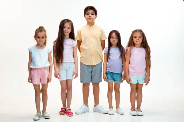 Le portrait de mignons petits garçons et filles en vêtements élégants regardant la caméra au studio — Photo