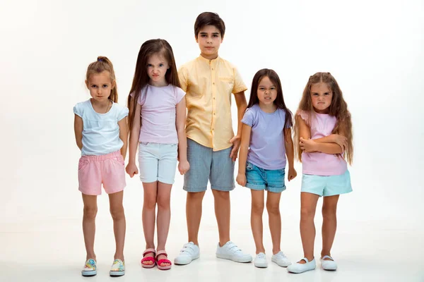 Le portrait de mignons petits garçons et filles en vêtements élégants regardant la caméra au studio — Photo