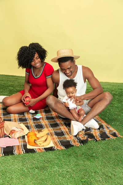 Šťastná rodina si dělá piknik ve studiu — Stock fotografie