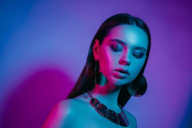 Renkli parlak neon ışıkları stüdyoda poz modelinde yüksek moda