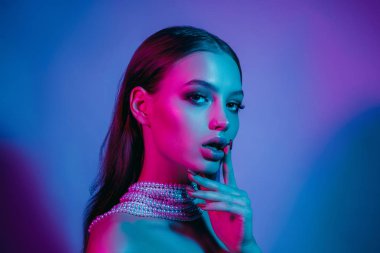 Renkli parlak neon ışıkları stüdyoda poz modelinde yüksek moda