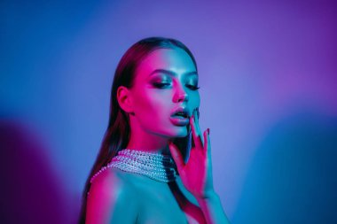Renkli parlak neon ışıkları stüdyoda poz modelinde yüksek moda