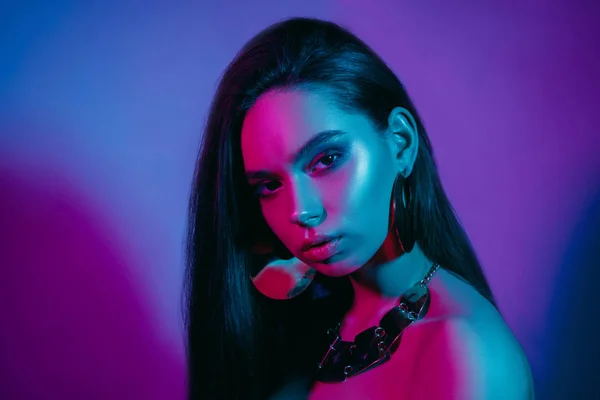 Modelo de alta moda em luzes de néon brilhantes coloridas posando no estúdio — Fotografia de Stock