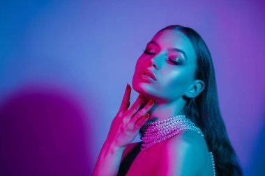 Renkli parlak neon ışıkları stüdyoda poz modelinde yüksek moda
