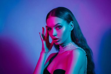 Renkli parlak neon ışıkları stüdyoda poz modelinde yüksek moda