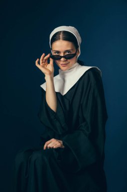 Bir rahibe olarak Ortaçağ genç kadın