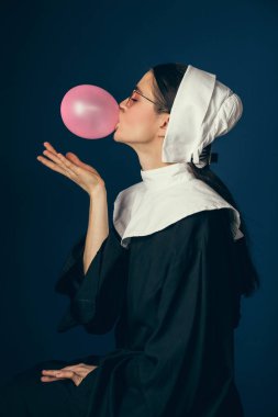 Bir rahibe olarak Ortaçağ genç kadın