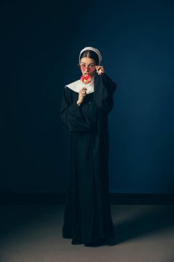 Bir rahibe olarak Ortaçağ genç kadın