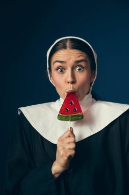 Bir rahibe olarak Ortaçağ genç kadın