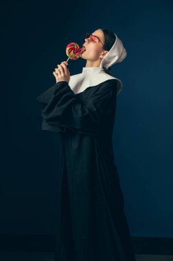 Bir rahibe olarak Ortaçağ genç kadın