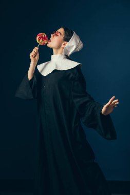 Bir rahibe olarak Ortaçağ genç kadın