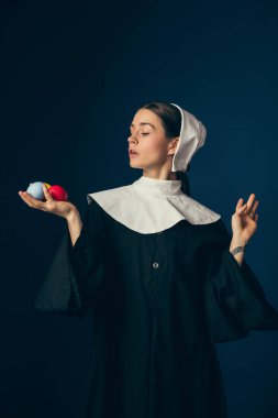 Bir rahibe olarak Ortaçağ genç kadın