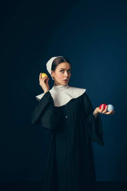 Bir rahibe olarak Ortaçağ genç kadın