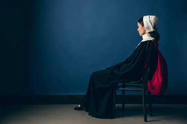 Bir rahibe olarak Ortaçağ genç kadın