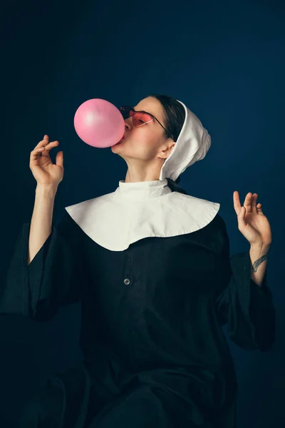 Középkori fiatal nő, mint egy apáca — Stock Fotó