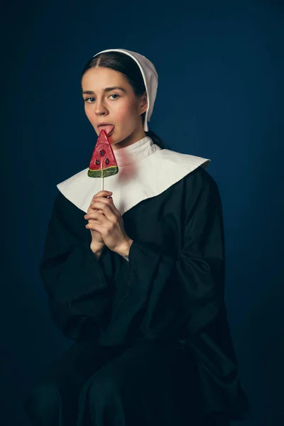 Jovem medieval como freira — Fotografia de Stock