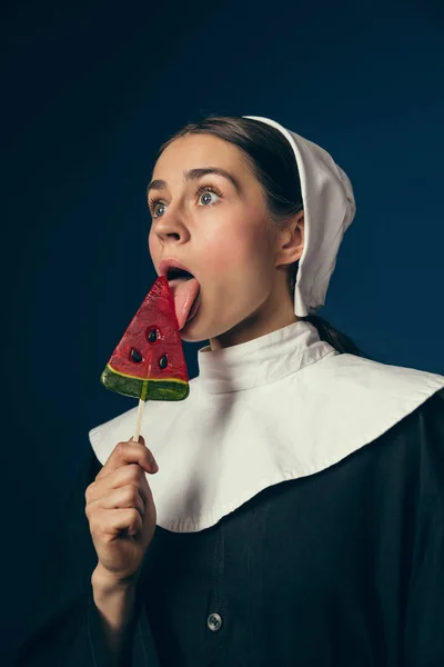 Joven mujer medieval como monja — Foto de Stock