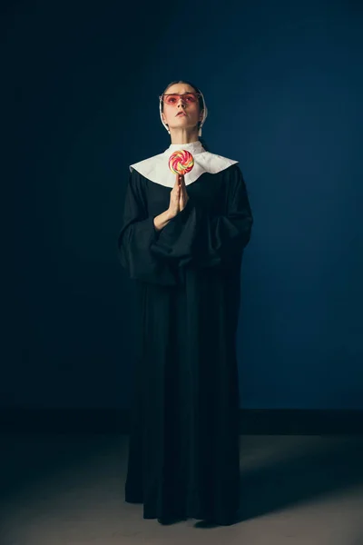 Bir rahibe olarak Ortaçağ genç kadın — Stok fotoğraf