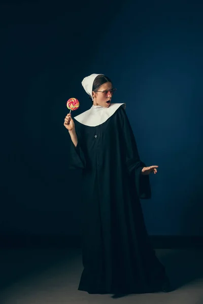수녀로 서 중세 젊은 여자 — 스톡 사진