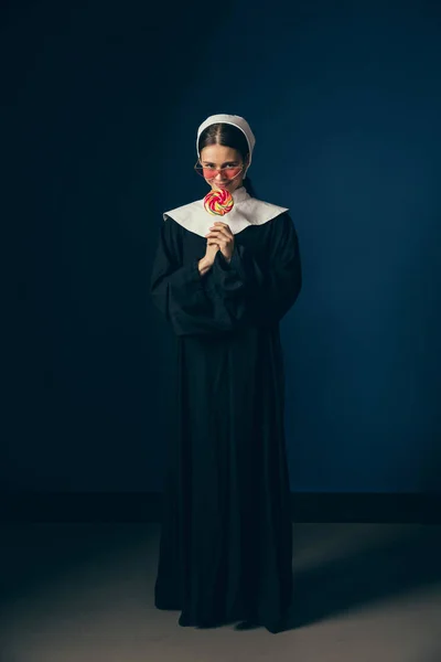 Joven mujer medieval como monja — Foto de Stock