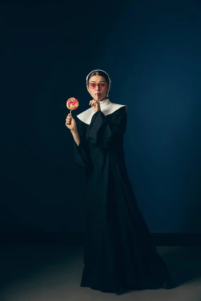 Jovem medieval como freira — Fotografia de Stock