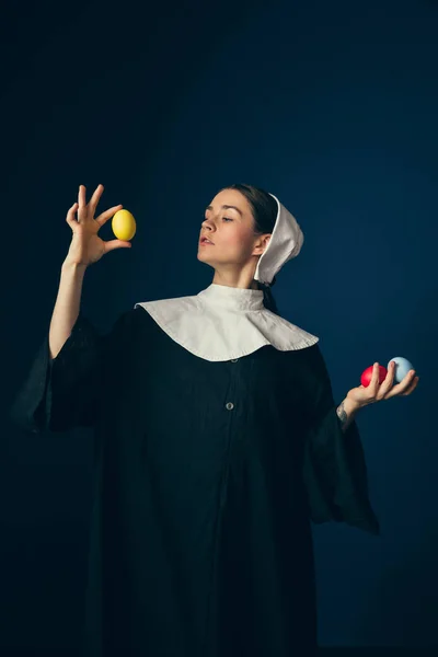 Középkori fiatal nő, mint egy apáca — Stock Fotó