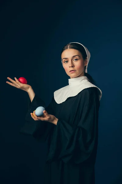 中世纪的年轻女子作为修女 — 图库照片