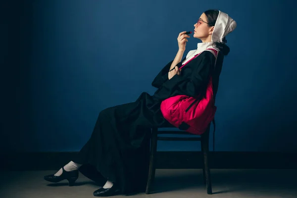 Jovem medieval como freira — Fotografia de Stock