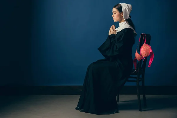 修道女として中世の若い女性 — ストック写真