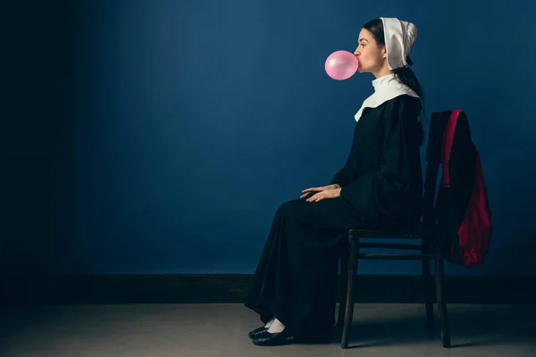 Средневековая молодая женщина в качестве монахини Лицензионные Стоковые Фото