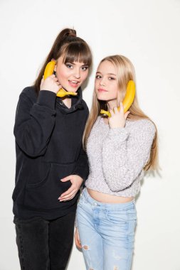 İki genç güzel hipster gençler moda portre kadar kapatın