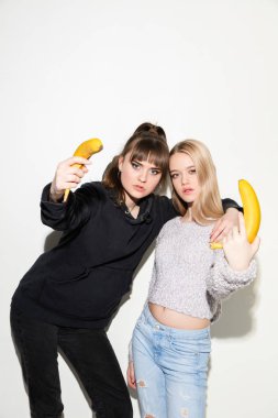 İki genç güzel hipster gençler moda portre kadar kapatın