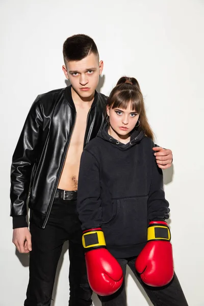 Közelről két fiatal szép csípő tinik divat-portré — Stock Fotó