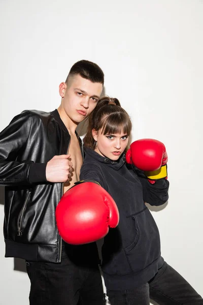 Retrato de cerca de la moda de dos jóvenes adolescentes bastante hipster — Foto de Stock