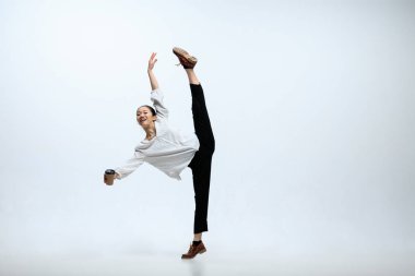 Ofis ve stüdyo arka planda izole atlama çalışan kadın