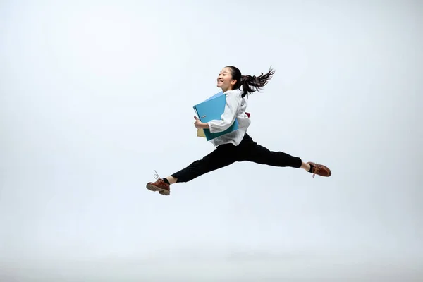 사무실에서 일하고 점프 하는 여자 스튜디오 배경에 고립 — 스톡 사진