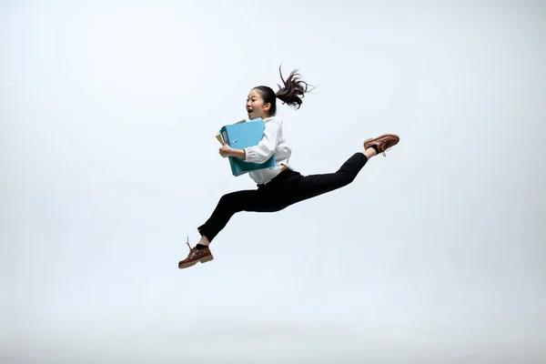 사무실에서 일하고 점프 하는 여자 스튜디오 배경에 고립 — 스톡 사진