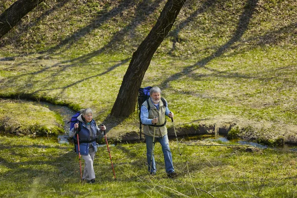 Reisen und Tourismus. Familienpaar genießt gemeinsamen Spaziergang — Stockfoto