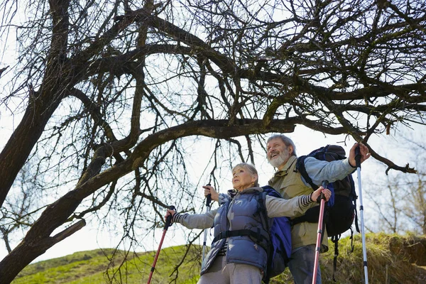 Viagens e turismo. Família casal gostando de caminhar juntos — Fotografia de Stock