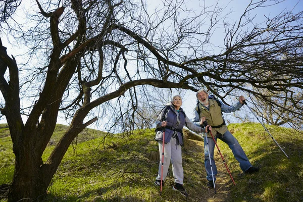 Viagens e turismo. Família casal gostando de caminhar juntos — Fotografia de Stock