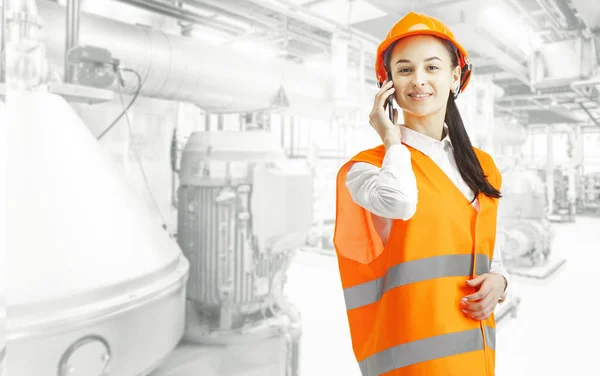 Destruyendo los estereotipos de género. Constructora femenina de pie contra fondo industrial — Foto de Stock