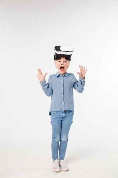 Dítě s soupravu pro virtuální realitu — Stock fotografie