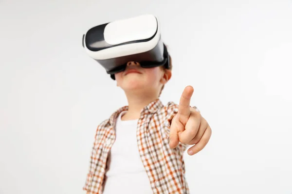 Niño con auriculares de realidad virtual —  Fotos de Stock