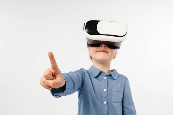 Niño con auriculares de realidad virtual —  Fotos de Stock
