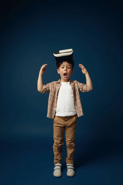 Enfant avec casque de réalité virtuelle — Photo