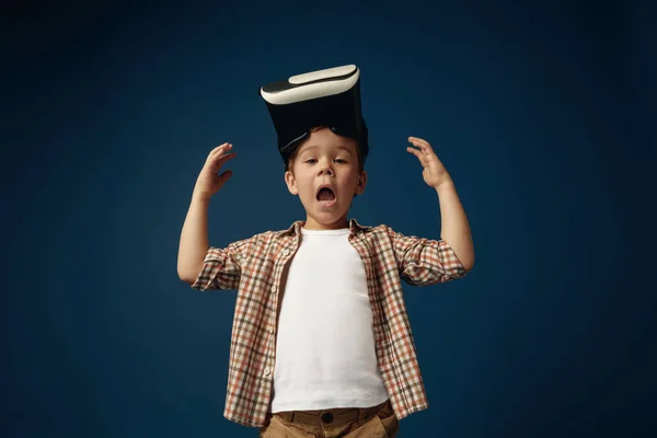 Niño con auriculares de realidad virtual —  Fotos de Stock