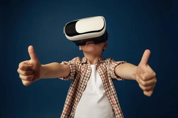 Dziecko z zestaw wirtualnej rzeczywistości — Zdjęcie stockowe