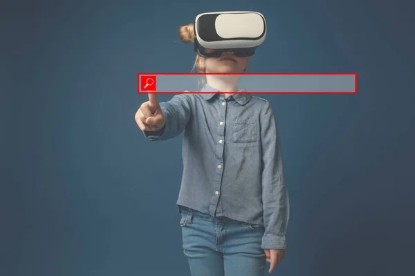 Barn med virtuell verklighet headset — Stockfoto